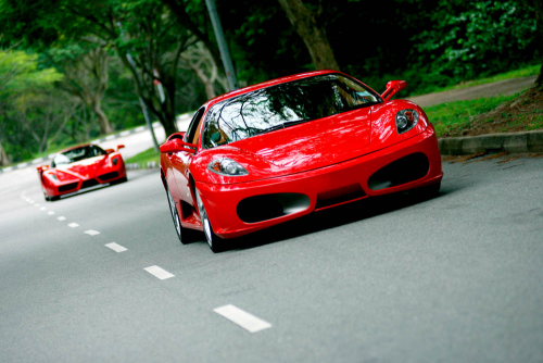 Каталог Фотообои две красные машины на дороге:  | Wall-Style