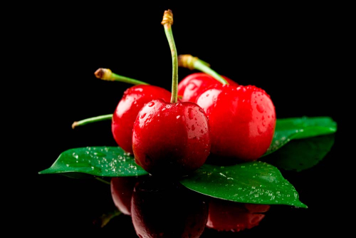 Каталог Фотообои вишенки на черном фоне:  | Wall-Style